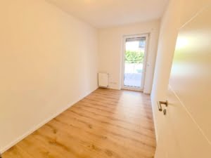 VERMIETET! Für die Familie! Neu sanierte 5 Zimmerwhg. + Terrrasse + Garten + Garage in Steinbach