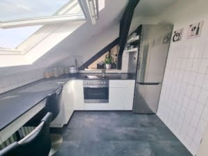Ganz oben im Altbau! Sonnige+ richtig große Dachstudio Wohnung mit Skyline- + Taunusblick – ruhig in Rödelheim