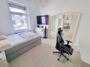 VERMIETET! Altbaucharme pur! 3 Zimmer, Wohnküche, 2 Balkone + neuer Boden -Berger Str