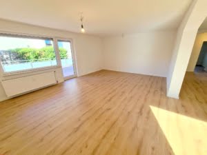 VERMIETET! Für die Familie! Neu sanierte 5 Zimmerwhg. + Terrrasse + Garten + Garage in Steinbach