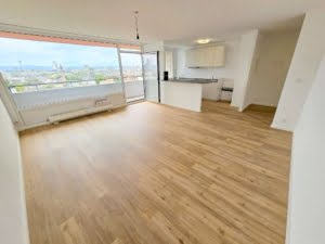 VERMIETET! Bester Skylineblick inkl. +Pool+Sauna im Haus! Schicke 3 Zimmer Wohnung mit Balkon –