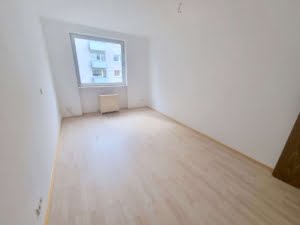 VERMIETET! Großzügige, sonnige 2 Zimmerwohnung mit Wohnküche und Balkon – Bornheim Grenze Ostend