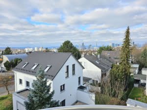 VERMIETET! Sehr großzügige 3-Zimmer Maisonette mit 2 Balkonen + TG-Platz – Top Lage Sachsenhausen