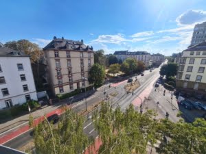 VERMIETET! Altbaucharme Pur + ganz oben! Sonnige 3-Zimmer Altbau Wohnung – zentral in Sachsenhausen
