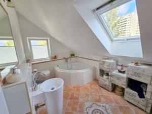VERMIETET! Sehr großzügige 3-Zimmer Maisonette mit 2 Balkonen + TG-Platz – Top Lage Sachsenhausen