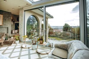 VERKAUFT! Prachtvolle Villa mit Schwimmbad und Parkgrundstück mit Teich – Hollywood-Feeling im Rheingau!