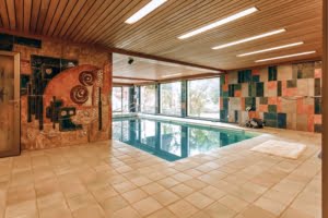 VERKAUFT! Prachtvolle Villa mit Schwimmbad und Parkgrundstück mit Teich – Hollywood-Feeling im Rheingau!