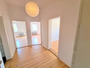 VERMIETET! Altbaucharme Pur + ganz oben! Sonnige 3-Zimmer Altbau Wohnung – zentral in Sachsenhausen