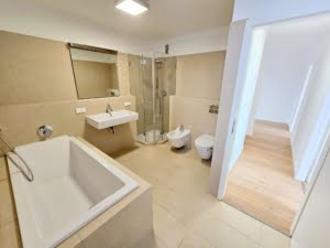 VERMIETET! Bester Skylineblick inkl. +Pool+Sauna im Haus! Schicke 3 Zimmer Wohnung mit Balkon –