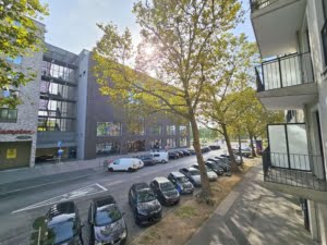 VERMIETET! Neubau 2020 – Ab 15.10.24 schick möbliertes 1-Zimmer Apt mit Balkon & Parkettboden- zentrOstend Lage