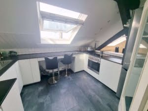 Ganz oben im Altbau! Sonnige+ richtig große Dachstudio Wohnung mit Skyline- + Taunusblick – ruhig in Rödelheim