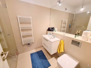 VERMIETET! Schickes 1-Zimmer Apartment (Neubau 2020) mit Balkon, Parkett, EBK – zentr. Ostend Lage