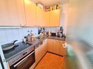 VERMIETET! WOW! TOP SKYLINEBLICK + POOL+SAUNA im Haus! Großes 1 Zimmer Apt. mit Balkon. –