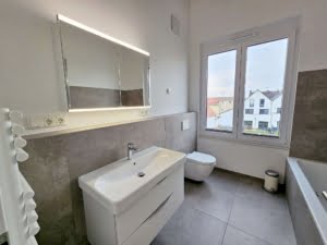 VERKAUFT! Stylische 3 -Zimmer Maisonette mit großem Balkon + Luxusküche + 2 TG-Plätze – Hofheim