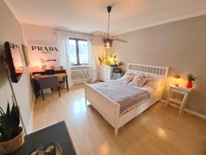 VERMIETET! Beste Lage direkt am Schweizer Platz! Gemütliche 2 Zimmerwohnung mit EBK im 4. OG
