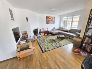 VERMIETET! Sehr großzügige 3-Zimmer Maisonette mit 2 Balkonen + TG-Platz – Top Lage Sachsenhausen