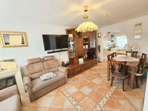 VERKAUFT! Perfekt für die kleine Familie! Solides Reihenmittelhaus + Garage + Garten -Heddernheim