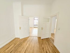 VERMIETET! Altbaucharme pur in Top Lage Sachsenhausen: 4 Zimmerwohnung mit Balkon + Parkett + EBK