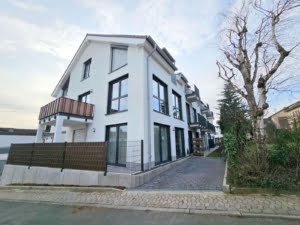 VERKAUFT! Stylische 3 -Zimmer Maisonette mit großem Balkon + Luxusküche + 2 TG-Plätze – Hofheim