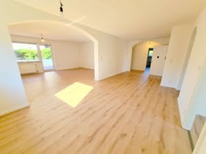 VERMIETET! Für die Familie! Neu sanierte 5 Zimmerwhg. + Terrrasse + Garten + Garage in Steinbach