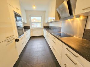 VERKAUFT! Große 4 Zimmer Terrassenwohnung + 2 Bäder + EBK + Kamin + Keller + Garage –