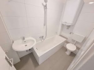 VERMIETET! Nagelneu saniert! 1 Zimmerwohnung mit sep. Küche – Top Lage Bornheim – Nähe Berger Str.