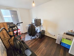 VERMIETET! -Privatstraße Sachsenhausen: Attraktive 3-Zimmer-Wohnung mit großem Balkon + TG