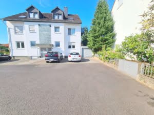 VERMIETET! Für die Familie! Neu sanierte 5 Zimmerwhg. + Terrrasse + Garten + Garage in Steinbach