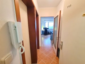VERMIETET! WOW! TOP SKYLINEBLICK + POOL+SAUNA im Haus! Großes 1 Zimmer Apt. mit Balkon. –
