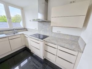 VERKAUFT!Attraktive große 3 Zimmer Dachstudio Whg. mit Balkon +Garagenpl – Top Lage nahe Stadtwald