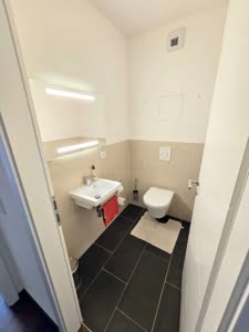VERMIETET! -Privatstraße Sachsenhausen: Attraktive 3-Zimmer-Wohnung mit großem Balkon + TG