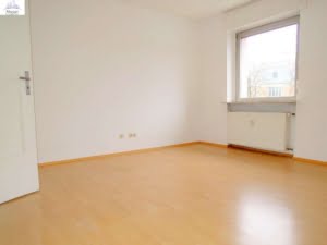 VERMIETET! 3 Zimmerwohnung mit großem Balkon und Wohnküche – direkt gegenüber dem Klinikum OF