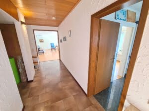 VERMIETET!Perfekte Lage am Berger Hang! 6 Zimmer + 2 Bäder auf 2 Etagen mit eigenem Garten + Teich!