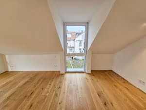 VERKAUFT! Stylische 3 -Zimmer Maisonette mit großem Balkon + Luxusküche + 2 TG-Plätze – Hofheim