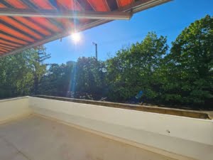 VERKAUFT! Große 4 Zimmer Terrassenwohnung + 2 Bäder + EBK + Kamin + Keller + Garage –