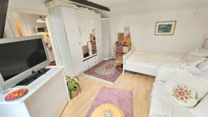 VERMIETET! Altbaucharme.: Gemütliches 1 Zimmer Apt. im DG + Wohnküche – zentral im Ostend