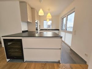 VERKAUFT! Stylische 3 -Zimmer Maisonette mit großem Balkon + Luxusküche + 2 TG-Plätze – Hofheim