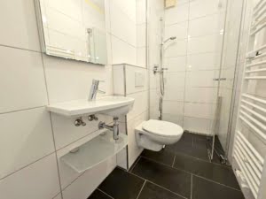 VERKAUFT! Große 4 Zimmer Terrassenwohnung + 2 Bäder + EBK + Kamin + Keller + Garage –