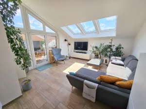 VERMIETET! Schicke 4 Zimmer Dachgeschosswohnung + 2 Balkone + 2 Bäder + Fußbodenheizung -ruhig + zentral in Rödelheim