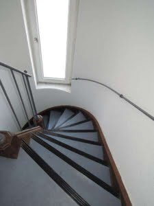 VERMIETET! Altbaucharme pur.: Gemütliches 1 Zimmer Apartment im DG + Wohnküche – zentral im Ostend