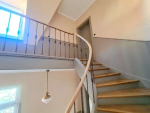 VERMIETET! Altbaucharme Pur + ganz oben! Sonnige 3-Zimmer Altbau Wohnung – zentral in Sachsenhausen