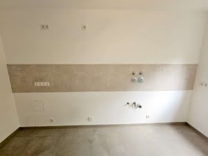 VERMIETET! Großzügige 4 Zimmer + 2 Balkone + Keller + TG-Platz -Schwimmbad/Sauna im Haus!