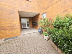 VERMIETET! Komplett renoviert in 2023! Große 3 Zimmerwohnung mit 2 Bädern + Balkon und inkl. Gartennutzung – Niederrad