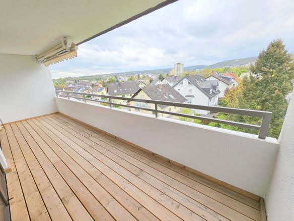 VERMIETET! Erstbezug nach Sanierung! Sonnige 4 Zimmerwohnung mit Balkon + Weitblick – Kriftel