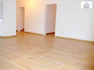 VERMIETET! Modern + Großzügig! Gemütliche 2-Zimmer plus offener Wohnküche + Balkon! – – EZB nah im Ostend
