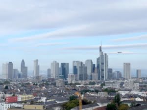 VERMIETET! WOW! TOP SKYLINEBLICK + POOL+SAUNA im Haus! Großes 1 Zimmer Apt. mit Balkon. –