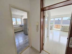 VERMIETET! Einzugsbereit! Große 3,5 Zimmerwohnung mit Balkon plus Garage – top Lage Rumpenheim
