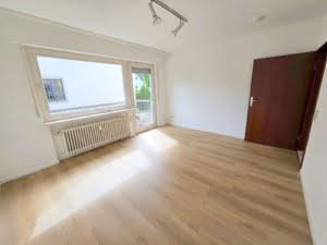 VERMIETET! Große 4-Zimmer Gartenwohnung mit 2 Balkonen + schickem  Bad  – top Lage Rumpenheim