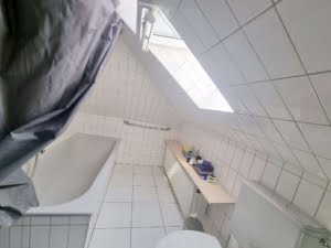 Ganz oben im Altbau! Sonnige+ richtig große Dachstudio Wohnung mit Skyline- + Taunusblick – ruhig in Rödelheim