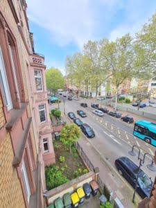 VERMIETET! Ein Highlight für Altbaufans in Sachsenhausen! Große 4-Zimmerwohnung mit Balkon + EBK